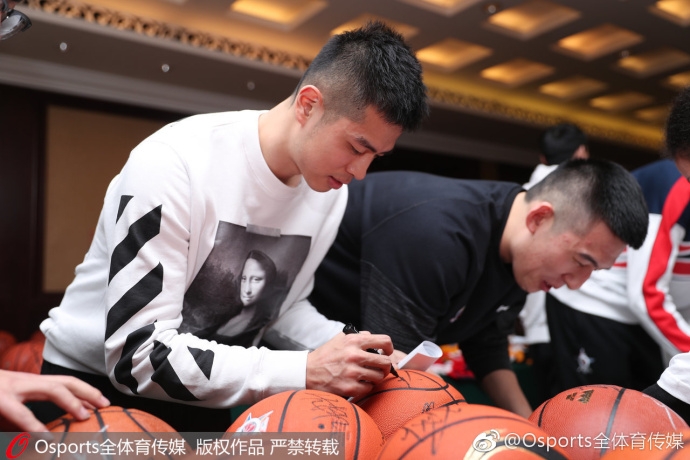 1月13日，CBA全明星球员为篮球和台历签名。