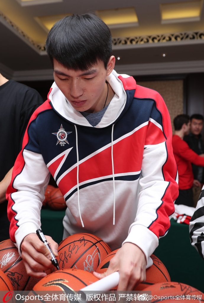 1月13日，CBA全明星球员为篮球和台历签名。