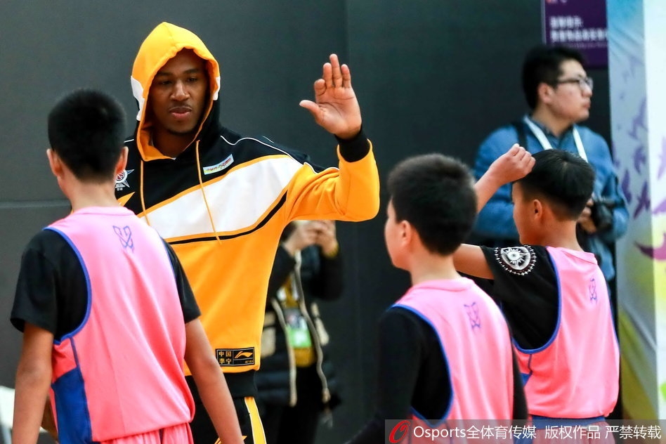 1月13日，2018年CBA全明星赛前瞻，赵继伟、方硕领衔出席小篮球公益项目，与小球迷互动打成一片。