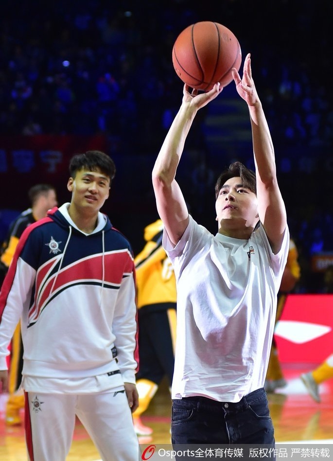 北京时间1月14日消息，2018年CBA全明星赛，李易峰也来到现场助阵，在球员热身环节，酷爱篮球的李易峰与队员们一起热身投篮。
