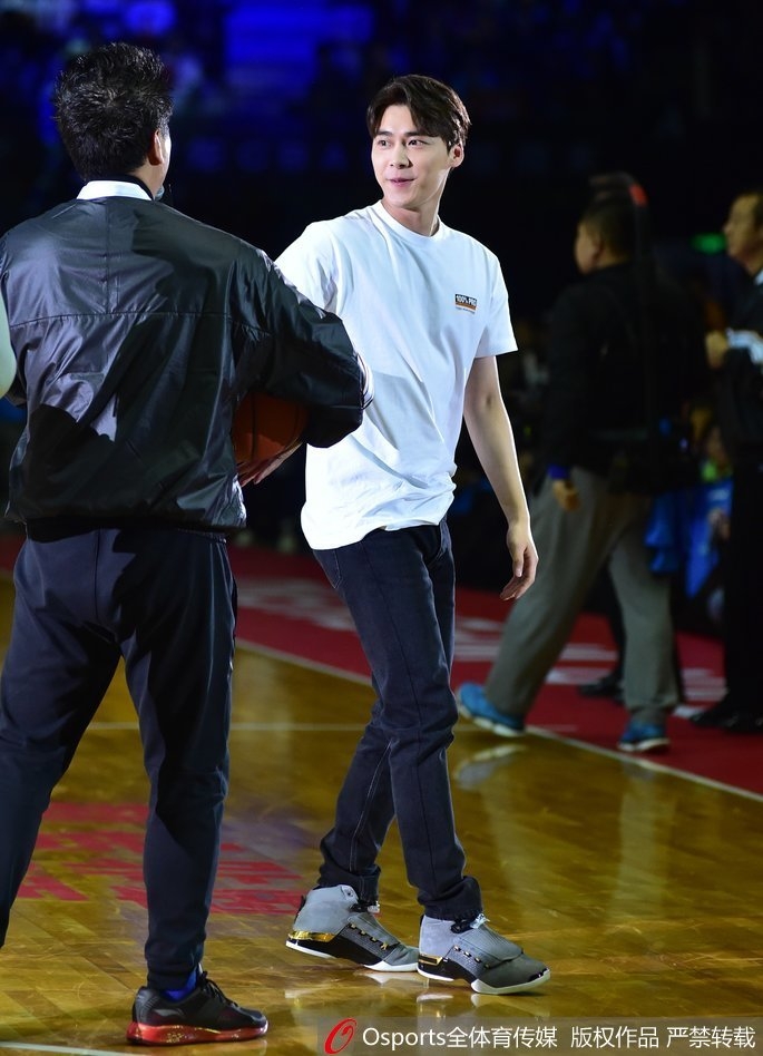 北京时间1月14日消息，2018年CBA全明星赛，李易峰也来到现场助阵，在球员热身环节，酷爱篮球的李易峰与队员们一起热身投篮。
