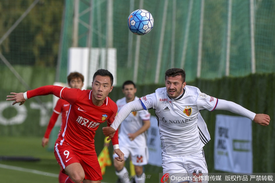 1月15日，在一场足球友谊赛中，中超天津权健1-战平瑞超巴塞尔，郑达伦头球建功。