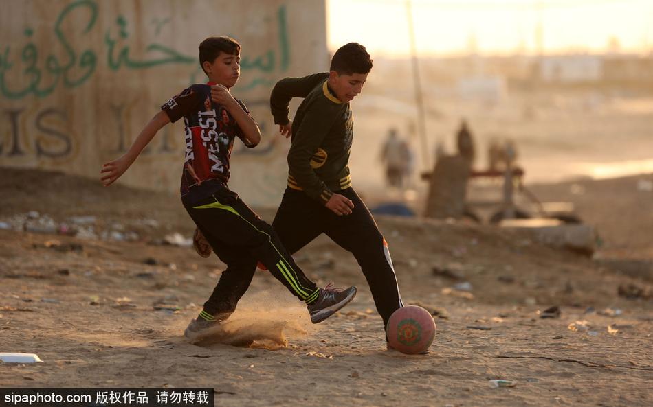 当地时间2018年1月13日，巴勒斯坦加沙，当地儿童正在踢足球。
