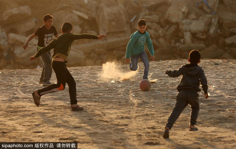 当地时间2018年1月13日，巴勒斯坦加沙，当地儿童正在踢足球。