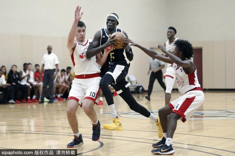 当地时间2018年1月11日，加拿大多伦多，雄鹿新星索恩-马克亲弟弟马图尔-马克（Matur Maker）精彩表现。马图尔-马克表示，希望自己和哥哥一样，跳过大学直接进入NBA。马图尔-马克和哥哥一样，效力于加拿大国际篮球学院（Athlete Institute Basketball Academy）。