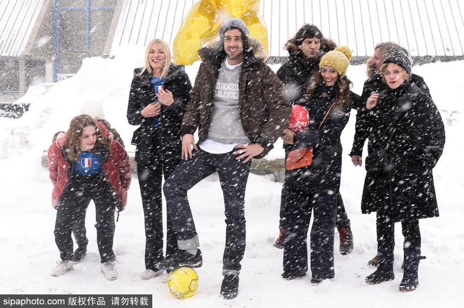 当地时间2018年1月17日，法国Alpe D\'Huez，第21届Alpe d\'Huez喜剧电影节开幕，女星凡妮莎-吉德（Vanessa Guide）亮相活动，大雪中与朋友畅玩足球。