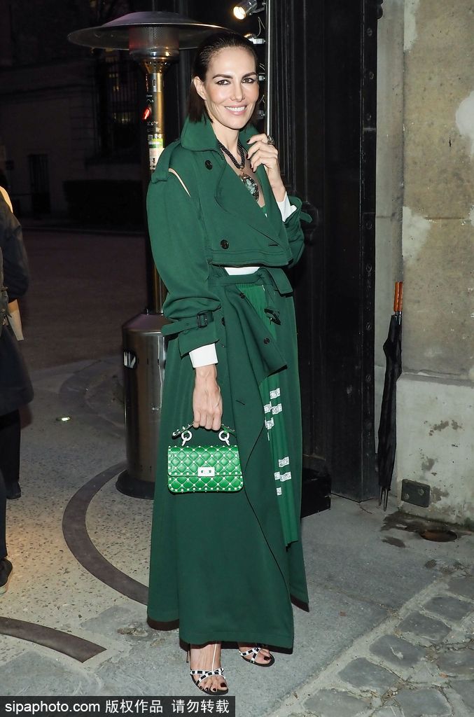 当地时间2018年1月24日，法国巴黎，2018巴黎高级定制时装周春夏，西班牙超模足球宝贝妮维斯·艾薇瑞姿 (Nieves Alvarez)穿绿色风衣亮相一展时尚品味。