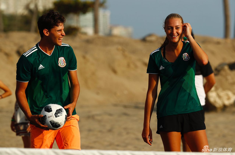 北京时间2月27日 墨西哥阿卡普尔科，蒂姆携女友梅拉德诺维奇参加足球活动