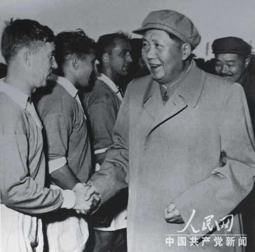 1955年10月30日，毛泽东、贺龙在观看中国同苏联列宁格勒泽尼特足球队的比赛后到运动场上接见运动员。