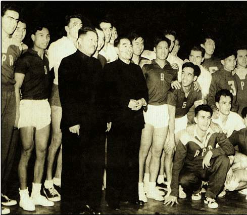 1955年12月3日，贺龙与周总理接见中国和罗马尼亚男子排球队全体队员。