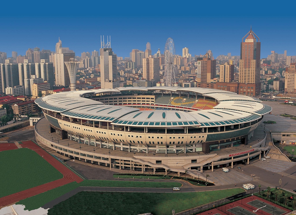 为纪念新中国第一任体育部长贺龙元帅，1985年10月，在“长沙市体育场”基础上扩建的“贺龙体育场”落成。这是中国大陆第一座以领袖名字命名的体育场。