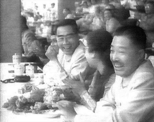 1957年中国队首次冲击世界杯，周恩来、贺龙等领导人到先农坛观看，中为印尼大使夫人。