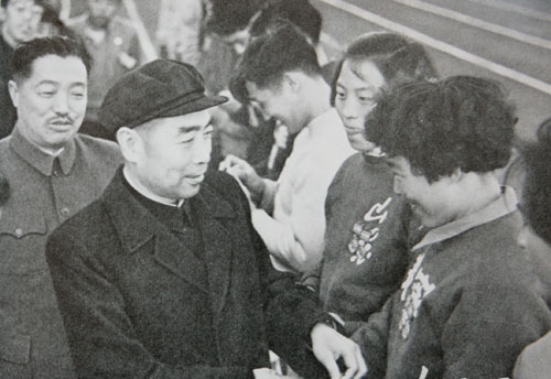 1956年周恩来、贺龙接见石宝珠等田径运动员。