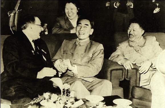 1961年4月，第26届世界乒乓球锦标赛在北京举行。图为周恩来总理、贺龙副总理同国际乒联主席蒙塔古亲切交谈。