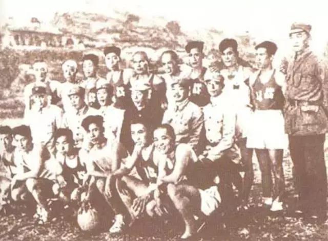 1940年，120师战斗篮球队与延安抗大三分校东干篮球队在山西省兴县李家湾进行篮球比赛后的合影。