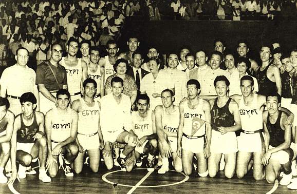 1957年8月23日，贺龙与周总理观看北京和埃及男子篮球队比赛后接见双方运动员、教练员。