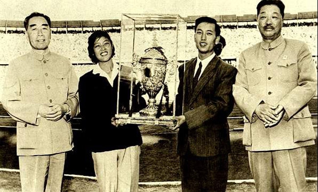 1959年10月，贺龙与周恩来一起在第一届全运会上给团体操颁发奖杯。