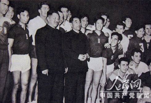 1955年4月，贺龙亲自参与督健的北京体育馆落成。贺龙还吸引了很多流落海外的体育人才回来报效祖国。图为周恩来贺龙接见中国与罗马尼亚男排运动员。