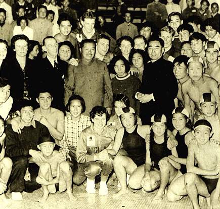 1957年9月，贺龙与周总理接见中国和英格兰游泳运动员。