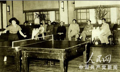 1959年5月，毛泽东、刘少奇、贺龙、李富春等观看乒乓球运动员表演。