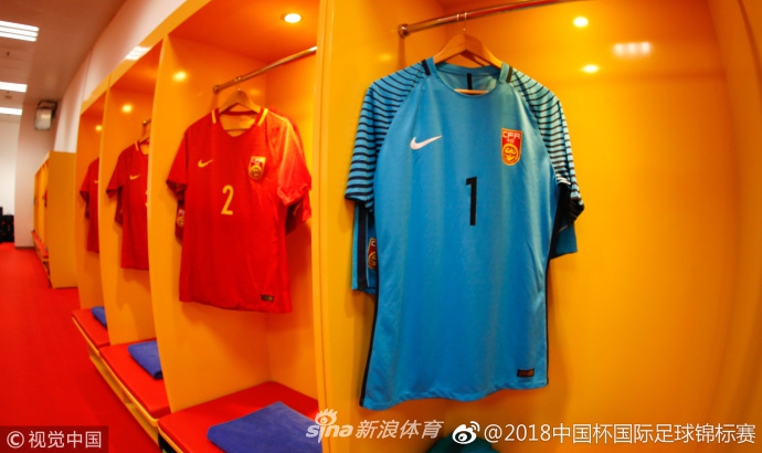 北京时间3月22日，中国杯首战打响，国足将迎战威尔士队，赛前探访国足更衣室。