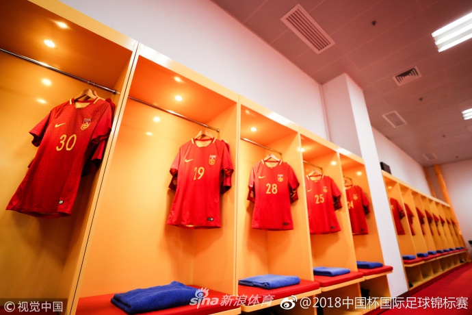 北京时间3月22日，中国杯首战打响，国足将迎战威尔士队，赛前探访国足更衣室。