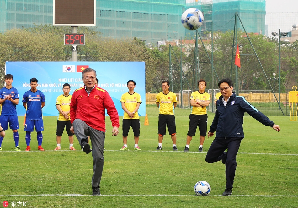 当地时间2018年3月22日，越南河内，韩国总统文在寅偕夫人访问越南，参观越南国足训练场，飞脚踢足球秀球技。
