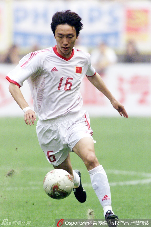 曲波1981年7月15日出生于天津，中国足球运动员，司职前锋。多次入选国家队，参加2002年世界杯时年仅21岁，曾被球迷誉为“追风少年”。2017年3月2日，曲波宣布正式退役。
