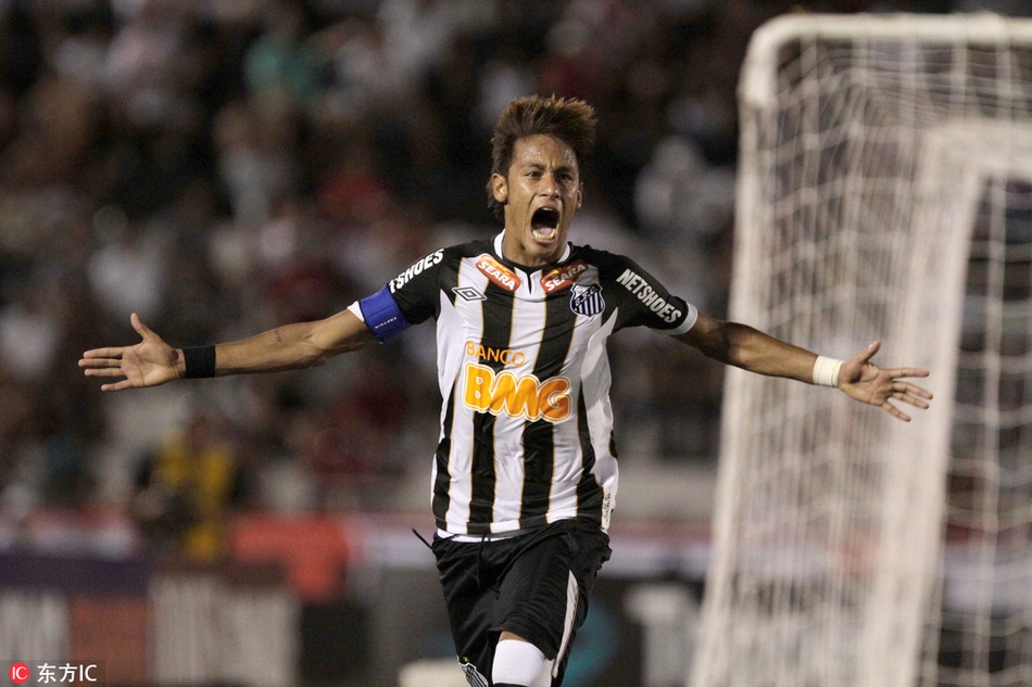 内马尔2009年３月首次作为职业球员代表桑托斯俱乐部出战，在短短３个赛季里，他以敏捷的身手和华丽的脚法获得了全巴西的关注，在世界足坛的名声如火箭般上升，成为当时足坛最耀眼新星。