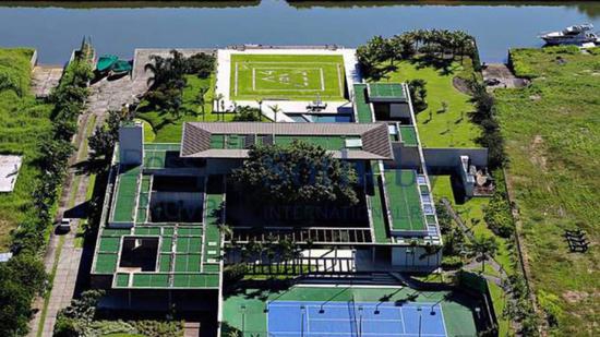 2016年，内马尔花费了2800万雷亚尔（约5930万人民币）在里约热内卢附近买下了一幢豪华别墅。总面积达到1万平方米的豪宅配备了6个卧室、1个直升机停机坪、1个游泳池、1个网球场，还有1个健身房。