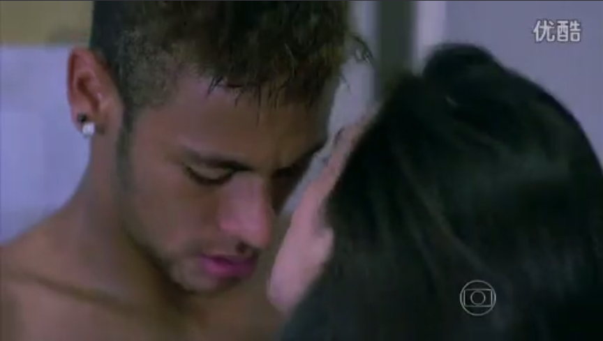 其实早在2013年，内马尔就客串出演了巴西搞笑电视剧《Amor a Vida》，出演他自己。剧中内容竟是一个疯狂女粉丝偷偷潜入内少宾馆房间，企图……