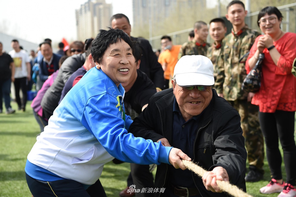 2018年3月29日，北京奥林匹克森林公园北园足球场人声鼎沸，一场别开生面的拔河比赛正在这里举行。来自国家体育馆、世奥森林公园开发经营有限公司等北京奥运功能区发展联盟单位、奥运村企业公益联盟单位等84支队伍、近1000人参加了本次拔河比赛。这场比赛的举行，也意味着由北京市朝阳区奥运村街道主办的“民间奥林匹克体育大赛·奔向2022”系列活动拉开帷幕。