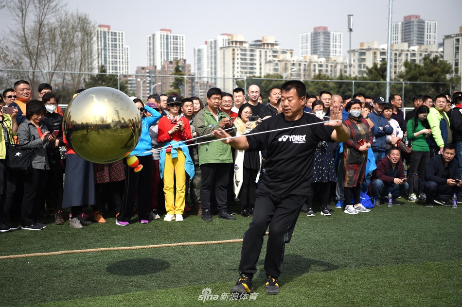 2018年3月29日，北京奥林匹克森林公园北园足球场人声鼎沸，一场别开生面的拔河比赛正在这里举行。来自国家体育馆、世奥森林公园开发经营有限公司等北京奥运功能区发展联盟单位、奥运村企业公益联盟单位等84支队伍、近1000人参加了本次拔河比赛。这场比赛的举行，也意味着由北京市朝阳区奥运村街道主办的“民间奥林匹克体育大赛·奔向2022”系列活动拉开帷幕。