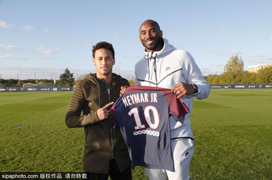 科比探访巴黎圣日耳曼队，获赠“迷弟”内马尔球衣。