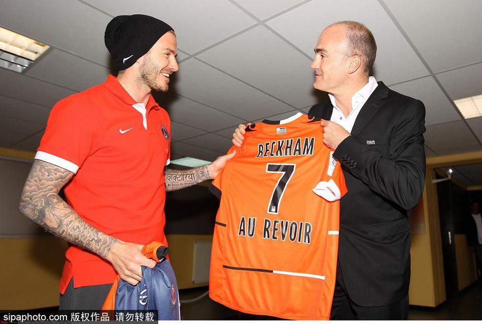 洛里昂队主席Loic Fery为贝克汉姆赠送球衣，招揽小贝为自己球队效力。