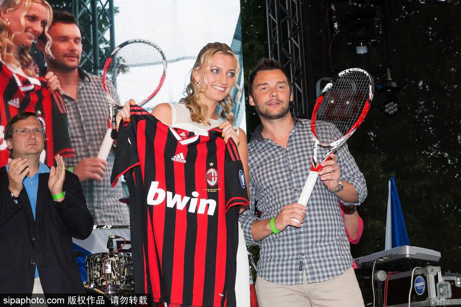 扬库洛夫斯基赠送偶像科维托娃AC米兰球衣，作为捷克网球“一姐”，科维托娃可谓人气爆棚。