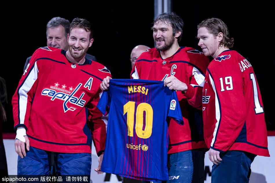 NHL华盛顿首都球星Alex Ovechkin纪念自己的1000场职业比赛，展示偶像梅西球衣。