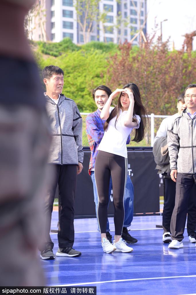当地时间2018年4月25日，韩国，Apink孙娜恩出席运动品牌活动，现场玩篮球体验运动。