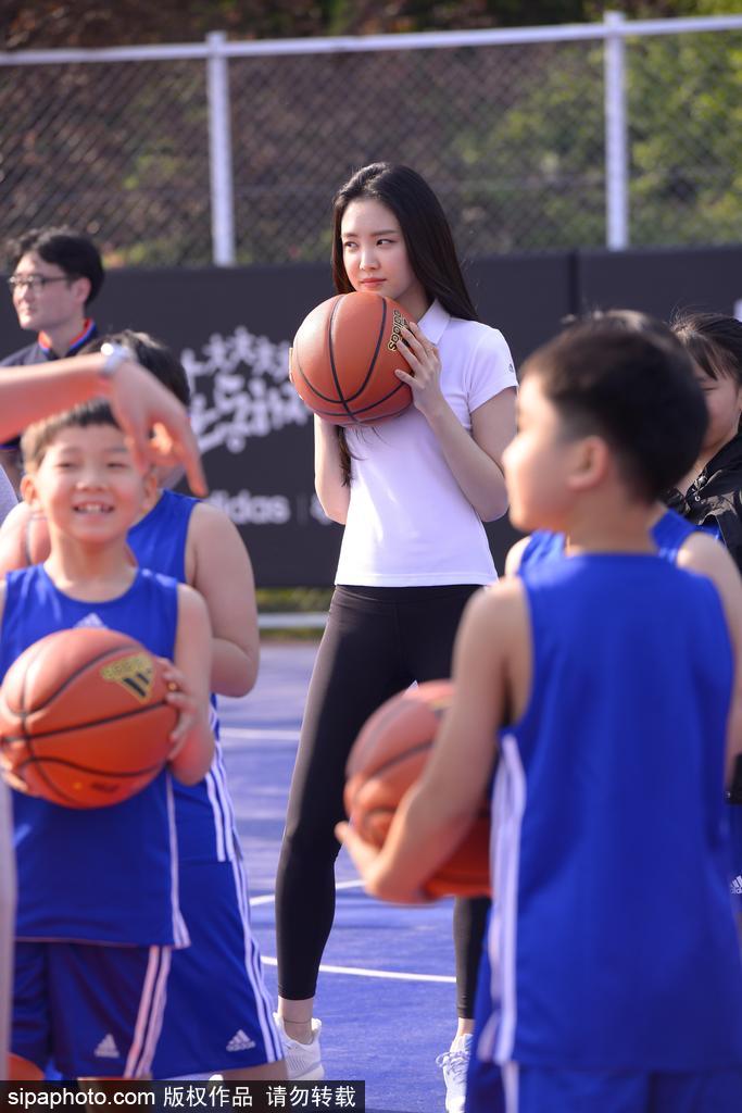 当地时间2018年4月25日，韩国，Apink孙娜恩出席运动品牌活动，现场玩篮球体验运动。