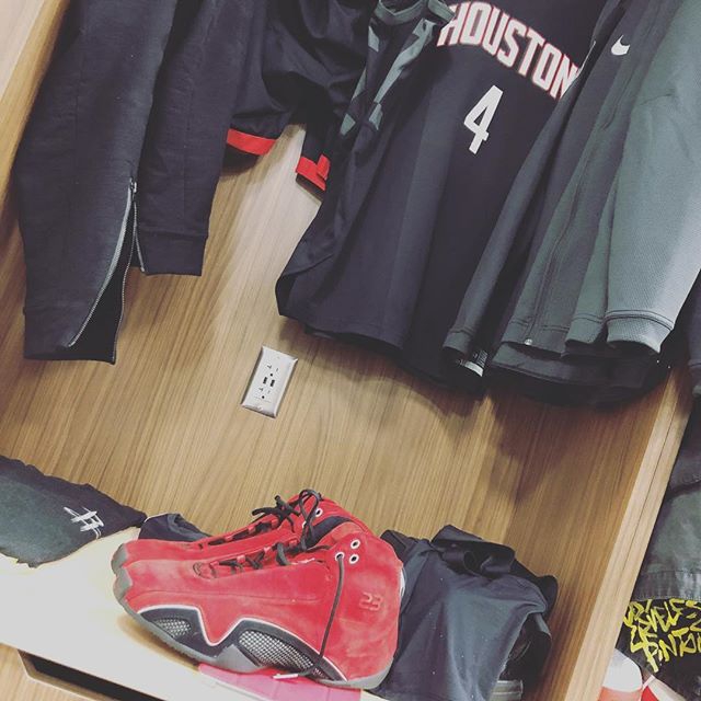 塔克收藏的球鞋——北京时间6月7日，火箭球星PJ-塔克被NBA球员工会评选为NBA鞋王。来看看他的收藏室，真是每个篮球迷的梦想。