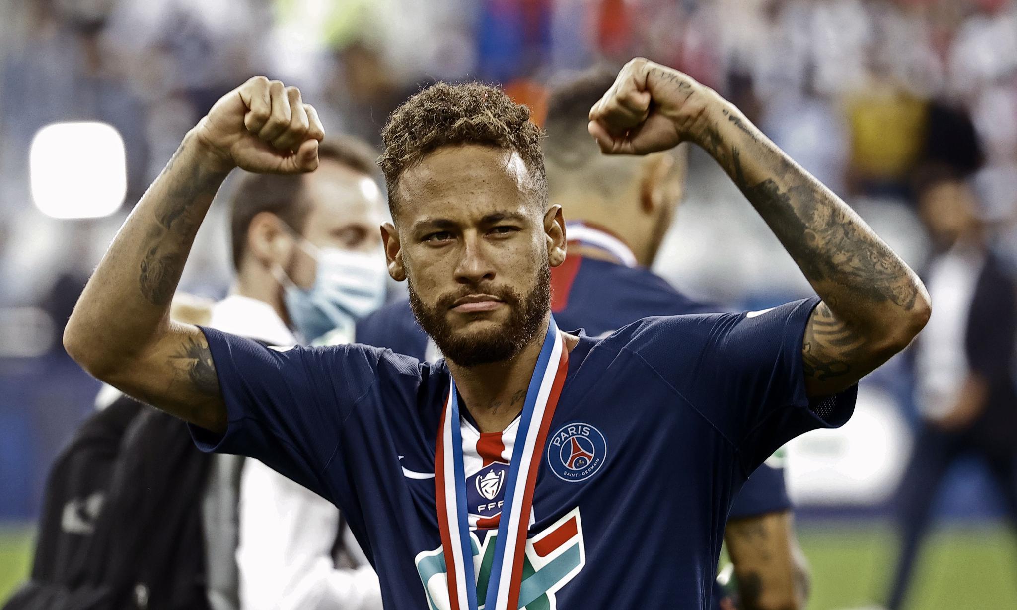 法国杯:巴黎圣日耳曼夺冠 7月24日,巴黎圣日耳曼队球员内马尔庆祝夺冠